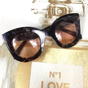 EUC Tortoiseshell Wayfarer Sunglasses